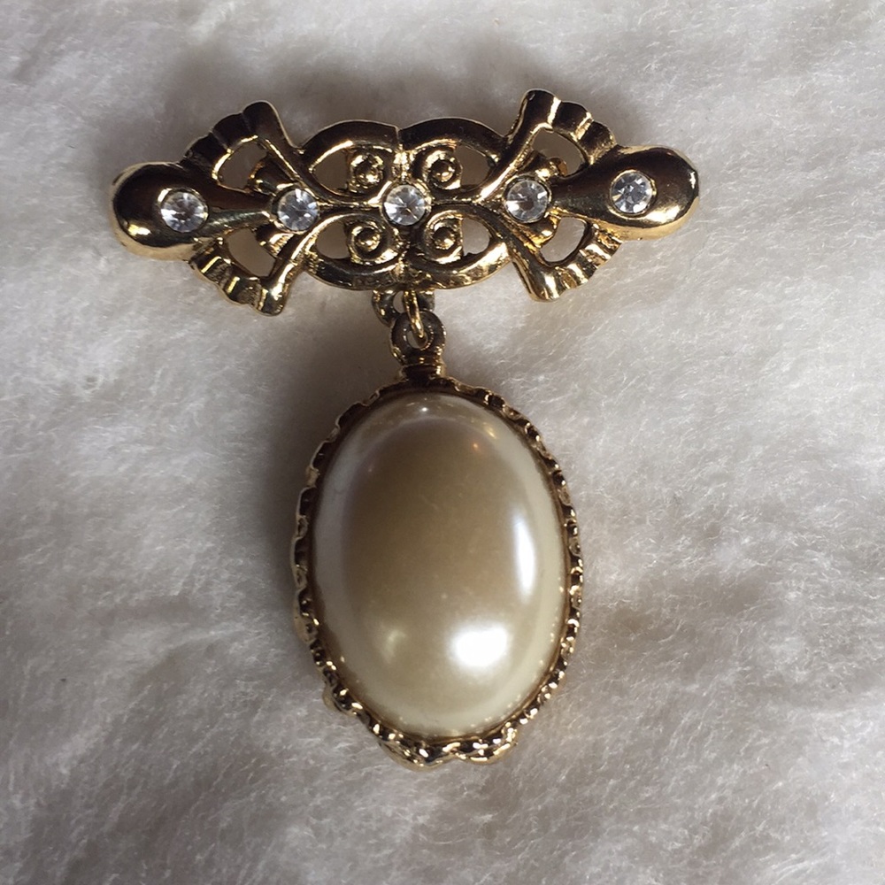 Vintage 80’s Gold and Pearl Pin